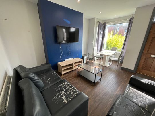 4 bedroom terraced house to rent - Photo 1
