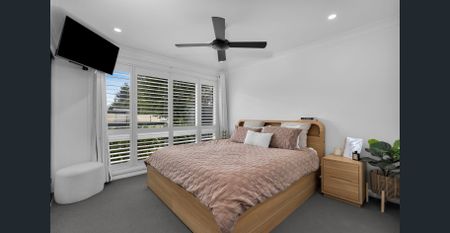 Beautiful three-bedroom home with a pool - Photo 3