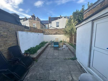 4 bedroom terraced house to rent - Photo 2