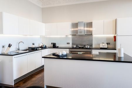 A three-bedroom apartment set on the prestigious Stanhope Gardens - Photo 4