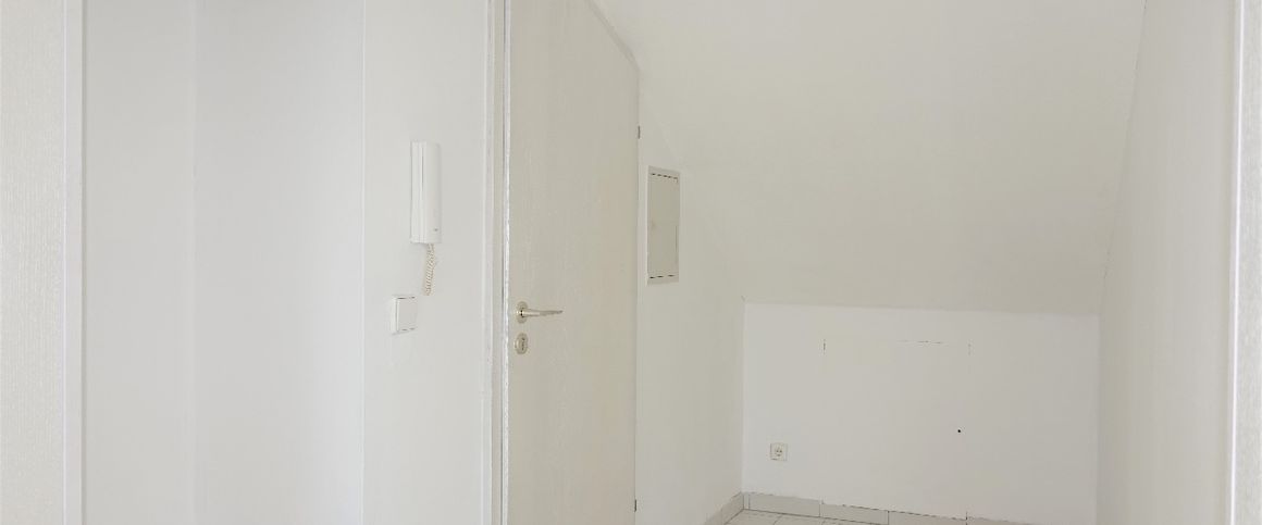 Gepflegte ca. 89 m² große DG-Wohnung mit großem Wohn-/​Esszimmer, Tageslichtbad und PKW-Stellplatz - Photo 1