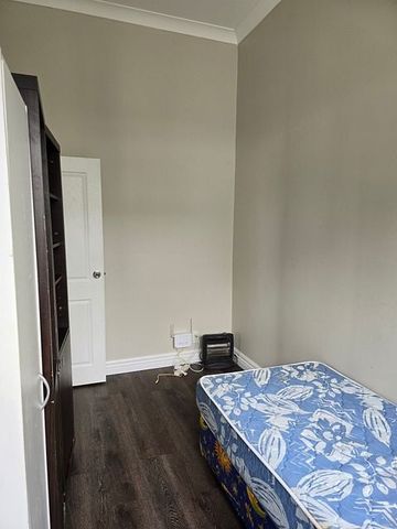 Fully Renovated 3BR House with - Deck & St Parking - Photo 3