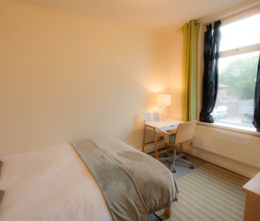 🏥 10 Min Walk to Salford Royal | 5-Bed Houseshare - Photo 5