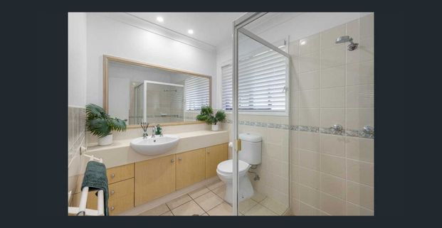 Modern Renovated Family Home - Photo 1