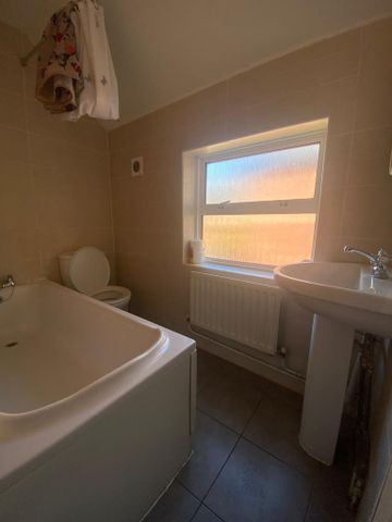 5 bedroom end of terrace house to rent - Photo 4