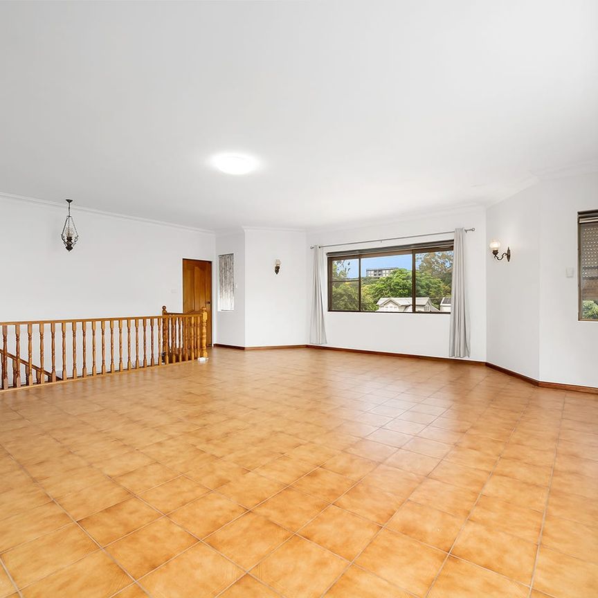 Expansive Versatile Five-Bedroom Family Residence Moments from the Waterfront - Photo 1