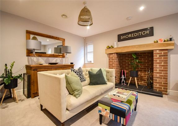 Delightful semi-detached 4-bedroom executive house in Saffron Walden offering excellent connections to London & Cambridge. Unfurnished. - Photo 1