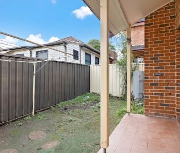 Immaculate 3 bedroom townhouse - Photo 4