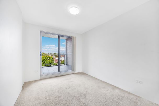 Spacious 2-Bed Apartment in Prime Location Near Parramatta River - Photo 1