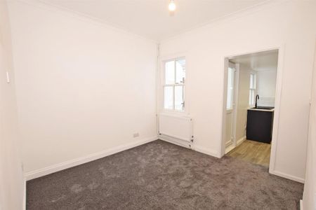 2 bedroom semi-detached house to rent - Photo 5