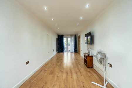 3 bedroom detached house to rent - Photo 3