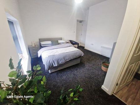 1 bedroom in a house share to rent - Photo 2