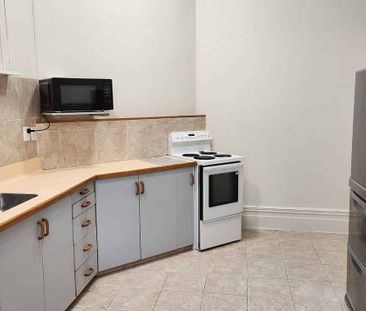 Huge bedroom in 3 bedroomed flat - Photo 1