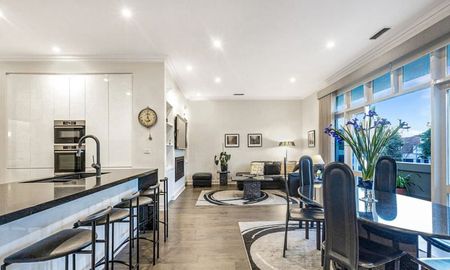 Like a new house but one floor up in Brighton's Golden Mile - Photo 2