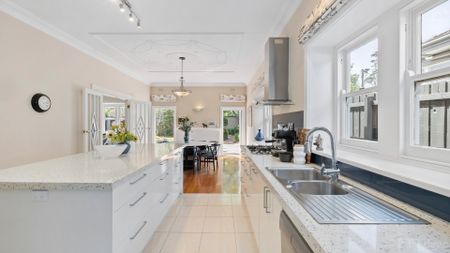 Charming 6-Bedroom Family Home - Photo 2