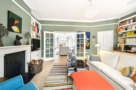 A stunning five bedroom semi detached house in the sought after Bedford Park area of Chiswick. Available for long let. - Photo 2