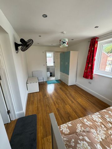 4 Bed Semi-Detached House, Express Drive, IG3 - Photo 5