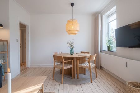 Møbleret 2-værelses lejlighed med parkering - Photo 2