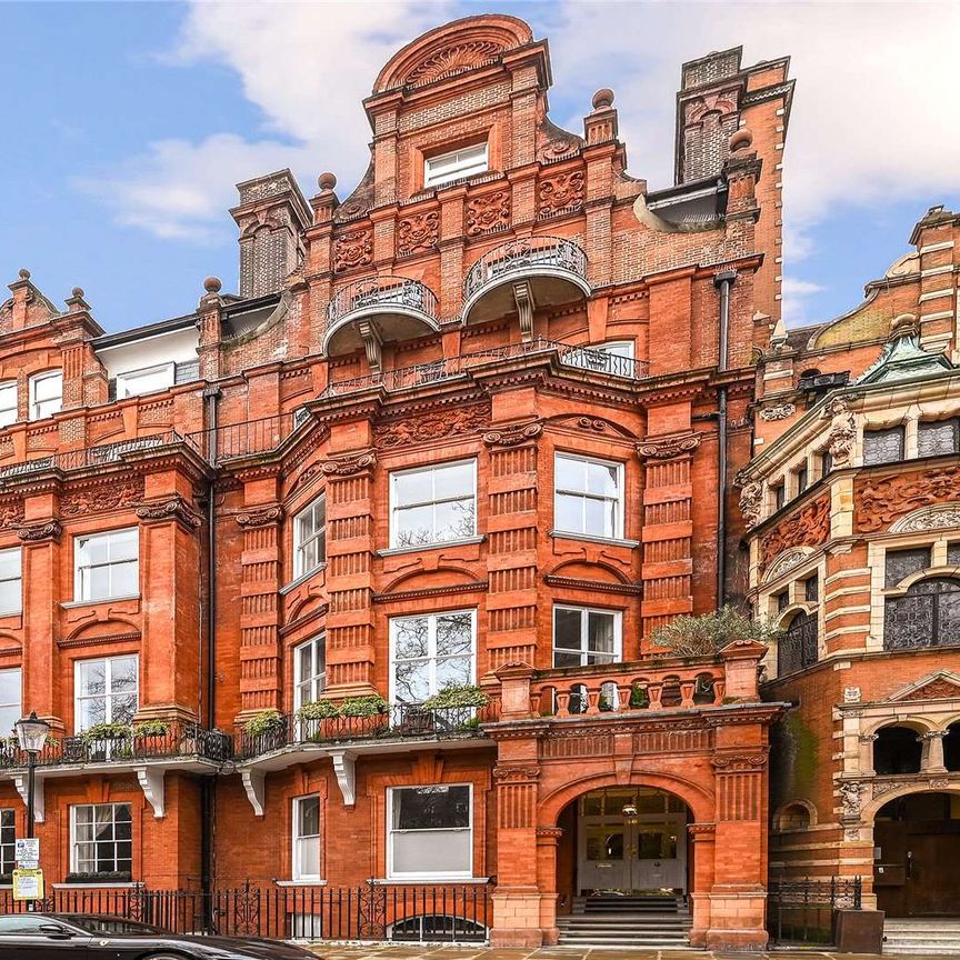 A fabulous beautifully interior designed second floor lateral apartment spanning two buildings. The flat provides magnificent entertaining space and beautiful views across Cadogan Square. - Photo 1