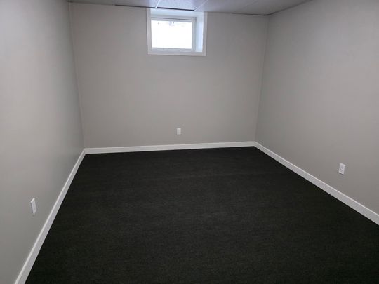 1352 CONNAUGHT 3 BEDROOM - Photo 1