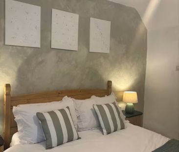 2 bedroom mid terrace to let - Photo 6