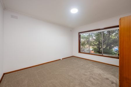 Spacious home with large backyard - Photo 4