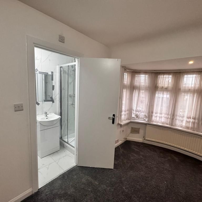 6 bedroom semi-detached house to rent - Photo 1