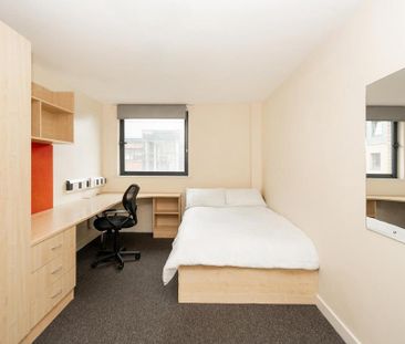 1 bedroom in a flat share to rent - Photo 3
