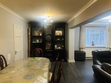 5 bedroom detached house to rent - Photo 3