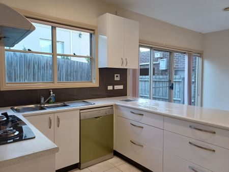 2/35 Angus Drive, Glen Waverley - Photo 4