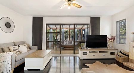 Renovated three bedroom house on Vincent St - Photo 5