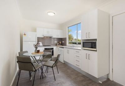 Delightful Three-Bedroom Cottage - Photo 2