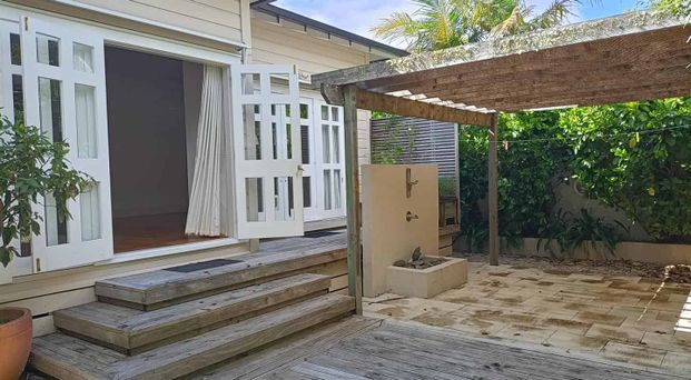 THURSDAY- Phone for the viewing time - Photo 1