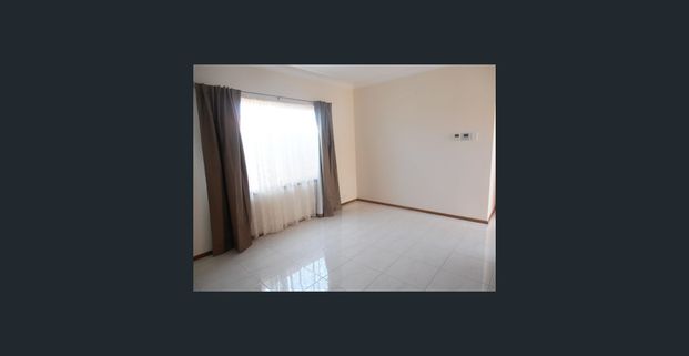 A 4-Bedroom Spacious Home + 2 Huge Open Plan Living Areas - Photo 1