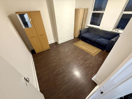 3 bedroom flat to rent - Photo 4
