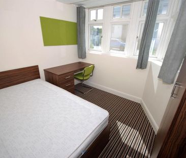 3 bedroom flat to rent - Photo 2