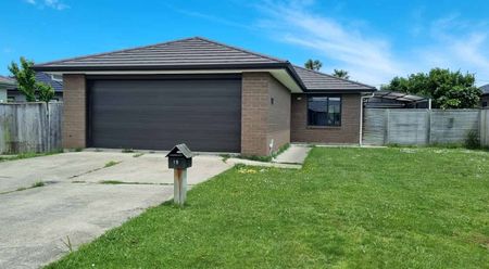 Modern three bedroom home - Photo 3