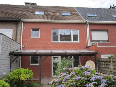 GERENOVEERDE WONING MET 4 SLAAPKAMERS en 2 GARAGES - Photo 5