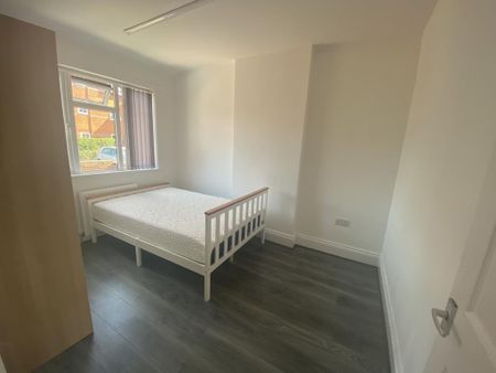 4 bedroom semi-detached house to rent - Photo 4