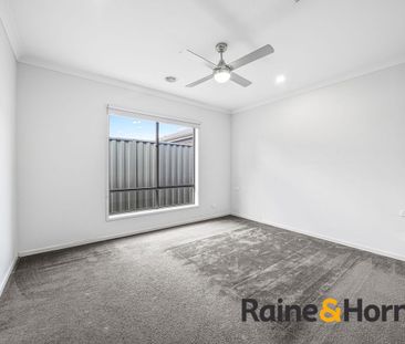 Spacious & Low-Maintenance 4-Bedroom Family Home in Prime Location!! - Photo 5