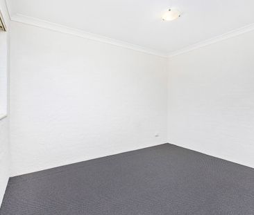 Larger than it looks - 3 bedroom double storey home! - Photo 5