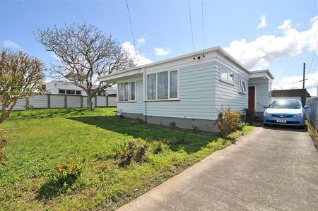 Cozy Home, Handy Waiwhetu Location - Photo 3