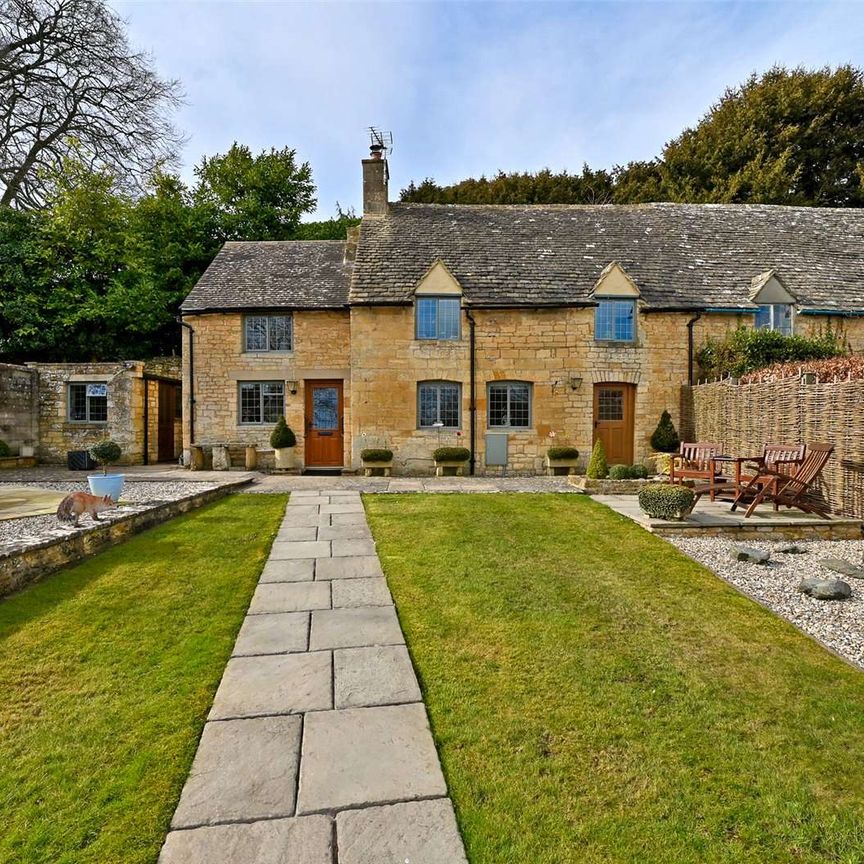 Superb Grade II listed cottage in Bourton-on-the-Hill. - Photo 1