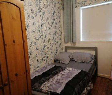 Room in a Shared House, Manor Road North, SO19 - Photo 3