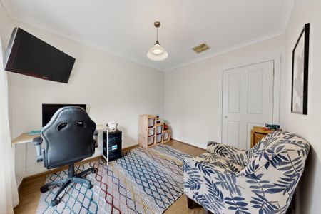 Well Designed Townhouse with Secure Garage and Courtyard - Photo 2