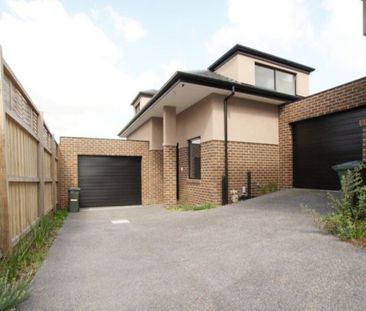 Modern & Spacious 2 Bedroom Townhouse in Prime Location - Photo 3