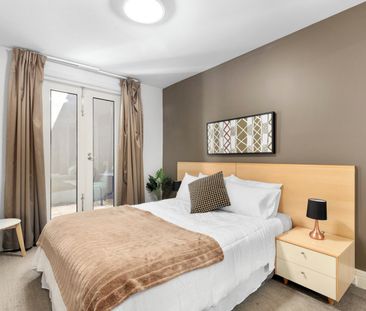 Executive Living In Style With Pool, Gym & Sauna To Relax After Wor... - Photo 3