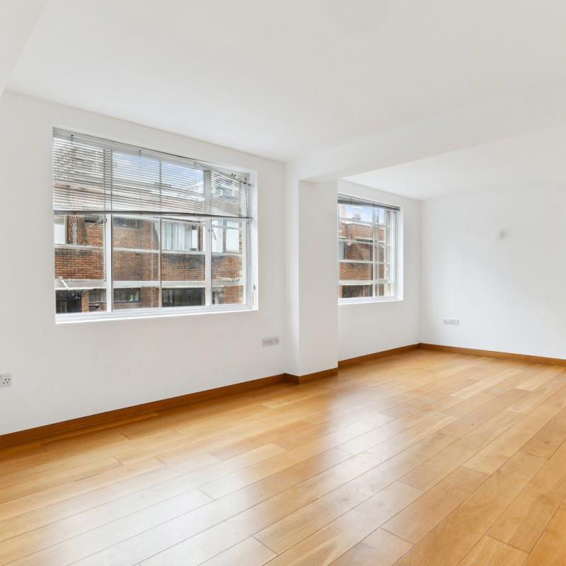 2 bedroom flat in London - Photo 1