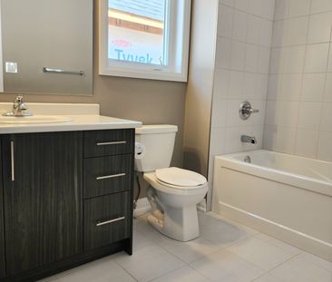 For Lease - 59 Copperhill Heights, Barrie, Ontario - Photo 6