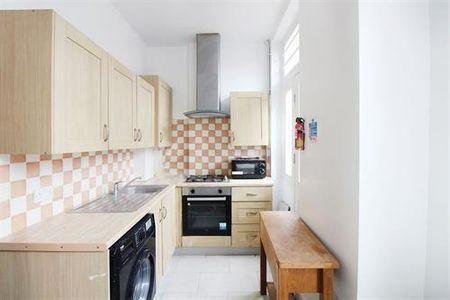 4 bedroom apartment to rent - Photo 4